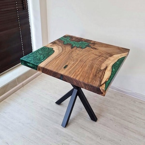 Walnut Wood and Green Epoxy Resin River Coffee Table/Side Table/Bedside Table/Drink Table/End Table/Small table/ Natural Wood/Solid Wood