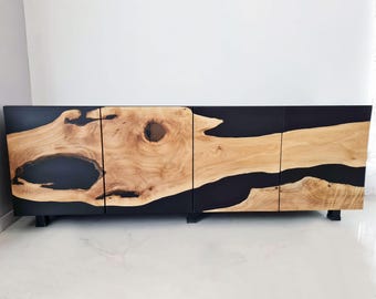 Puede incluir: Un armario negro y de madera con tres puertas. Las puertas son de madera con resina epoxi negra que fluye a través de la veta de la madera.