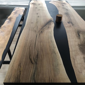 Bijpassende eetkamerset/bijpassende tafel en bank/riviertafel zwarte epoxyhars/aangepast woonkamermeubilair/walnoothouten tafel en bank