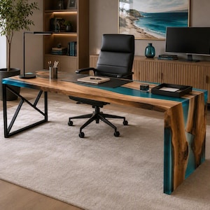 Peut inclure: Un grand bureau de direction composé d'une dalle de bois naturel à bord brut avec une incrustation de résine bleue vive. Le bureau présente un design à bord en cascade, un pied géométrique en métal noir et un fauteuil de bureau en cuir noir.
