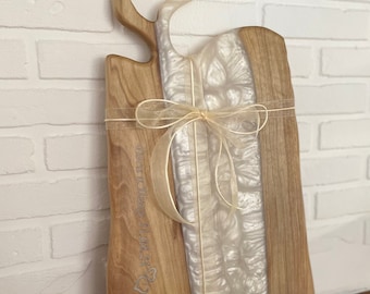 Live Edge Charcuterie Board / Walnussholz Weiße Perle Epoxidharz Fluss Servierbrett / Jubiläumsgeschenk / personalisiertes Geschenk / Servierplatte