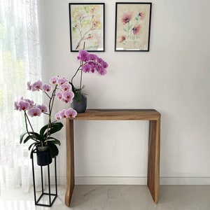 Consola de madera epoxi fina / Mesa moderna con borde natural en cascada / Mesa de entrada de nogal / Mesa estrecha de madera y resina epoxi negra transparente