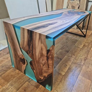 Wasserfall Fluss Tisch aus Walnussholz / Konsolentisch aus Holz und transparentem, mattem Türkis / Wasserfall Schreibtisch / Bar Top / Arbeitsplatte