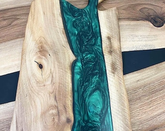 Live Edge Charcuterie Board / Walnussholz Smaragdgrün Epoxidharz Fluss Servierbrett / Jubiläum / personalisiertes Geschenk / Schneidebrett