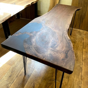 Bureau en bois massif et résine époxy/Bureau Live Edge avec pieds en épingle à cheveux/dalle en bois de noyer et bureau époxy noir transparent/meubles de bureau à domicile