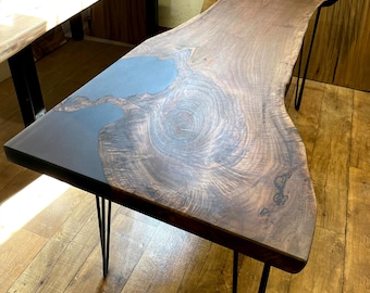 Escritorio de madera maciza y resina epoxi / Escritorio de borde recto con patas de horquilla / Escritorio con losa de madera de nogal y resina epoxi negra transparente / Muebles de oficina para el hogar