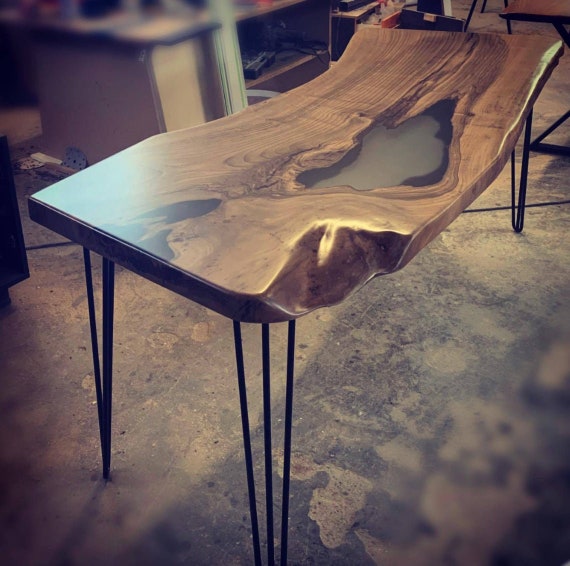 Scrivania moderna in legno massello e resina epossidica nera