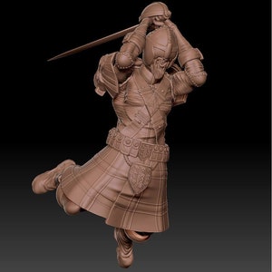 Puede incluir: Un modelo impreso en 3D de un guerrero con kilt y casco, sosteniendo una espada por encima de su cabeza.