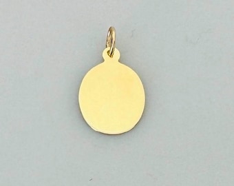Hermoso colgante ovalado en oro amarillo macizo de 10 quilates. Ideal para regalar en cumpleaños, aniversarios, bodas, Navidad y para grabar.