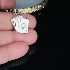 Zawieszka w kształcie talii kart Flush z litego złota 14K / Prezent / Uniseks / Naszyjnik / Wisiorek / Boże Narodzenie / Urodziny / Ukończenie szkoły / Na szczęście