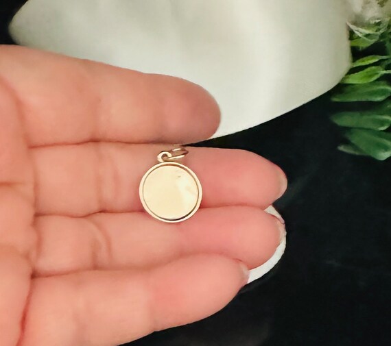 Echter 10kt Gelbgold Charm - Runde Scheibe, Ca. 0,47 G, Für Halsketten & Armbänder, US-Herstellung Echter 10kt Gelbgold Charm - Runde Scheibe, Ca. 0,47 G, Für Halsketten & Armbänder, US-Herstellung