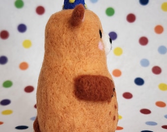 Warren, el oso del bosque: oso de fieltro con gorro de fiesta.