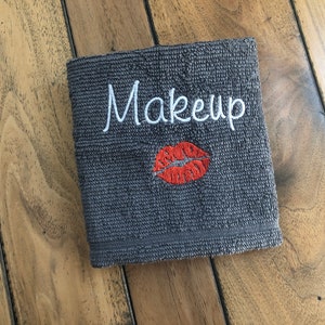 Make-up Gesicht Waschlappen in Schwarz oder Dunkelgrau, Personalisiertes Handtuch mit Kissy Lips