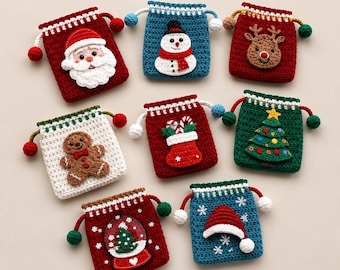 Puede incluir: Ocho pequeñas bolsas rectangulares de ganchillo con cordón, decoradas con aplicaciones navideñas que incluyen a Santa Claus, un muñeco de nieve, un reno, un hombre de jengibre, un calcetín, un árbol de Navidad, una bola de nieve y un gorro.