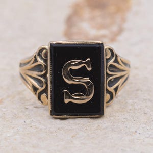 Anillo con sello inicial de ónix negro en oro de 9 quilates / Talla L del Reino Unido / Talla 5,75 de EE. UU. / Inicial "S"
