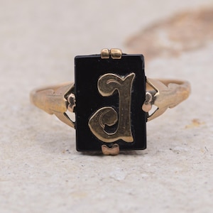 Anillo con inicial de ónix negro en oro de 9 quilates / Talla O 1/2 del Reino Unido / Talla 7,5 de EE. UU. / Inicial "J"