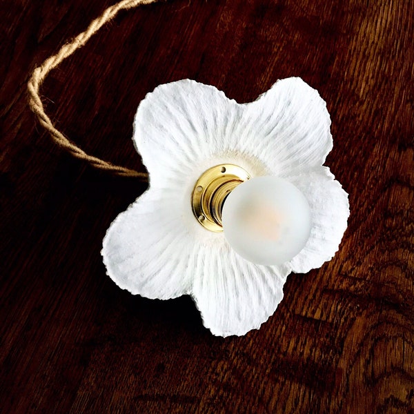 Lampe baladeuse fleur blanche en papier mâché