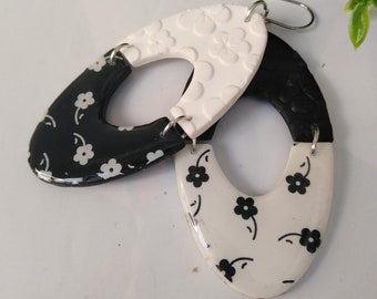 Boucles d'oreilles fleur noir et blanc asymétriques - Boucles d'oreilles dépareillées en pâte polymère faites à la main