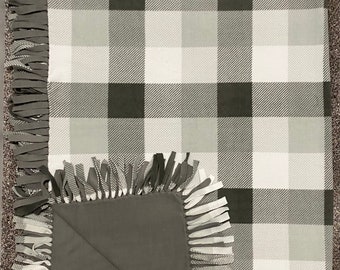 Manta de forro polar hecha a mano con estampado de cuadros grises de búfalo y flecos.