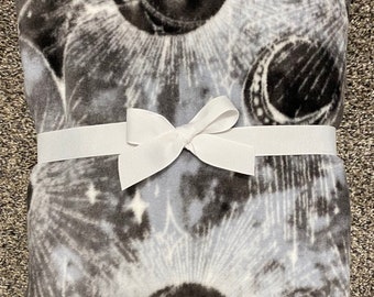 Manta polar con estampado de luna y estrellas, color gris celestial, sin costuras, tela cortada a medida.