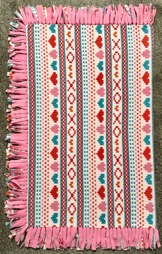 Rosa-rote Fairisle-Fleecedecke, kuschelige Fleecedecke mit Fransen und dem Aufdruck „Umarmungen und Küsse“, gemütliche Fleecedecke mit Herzchen- und XOXO-Print