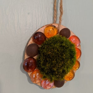Hanging ornament with preserved moss and colored glass stone