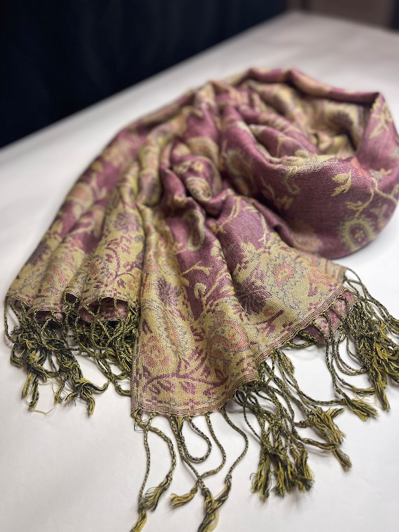 Pashmina/silk blend scarf in a purple and rose gol