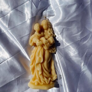 Vela grande de cera de abeja con la imagen vintage de la Virgen y el Niño.