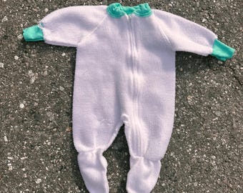 Mono vintage Gerber de polar blanco con ribete verde azulado para bebé, años 90, talla 0-6 meses