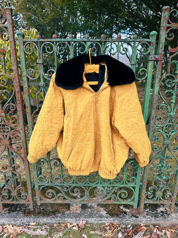 Vintage 80s Yellow Tufted Black Faux Fur Collar Zi