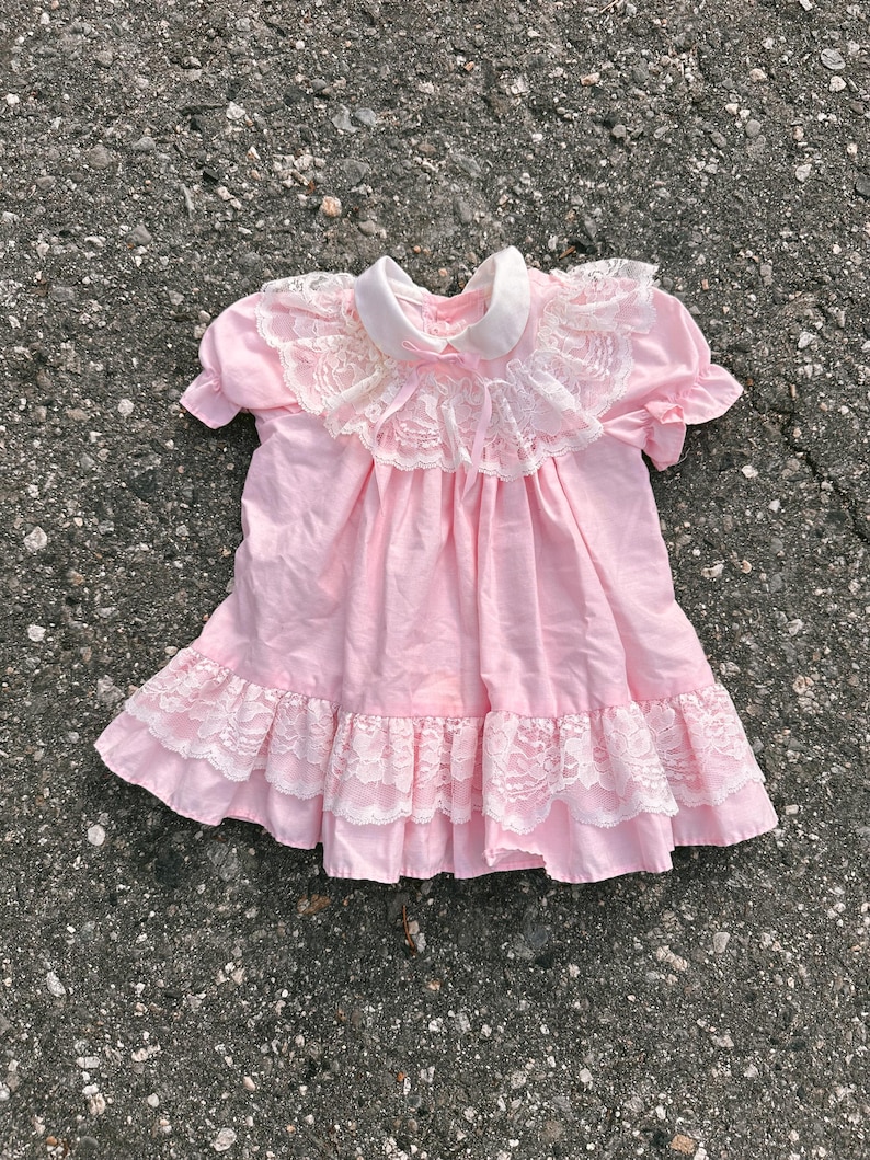 Vestido vintage rosa con volantes y encaje (6-12 meses) imagen 1