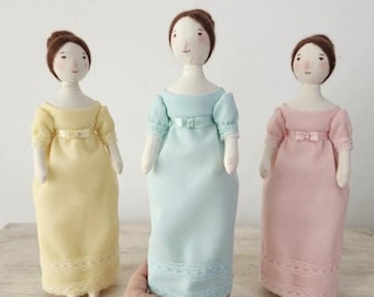 Patrón de vestido estilo Imperio en tonos pastel para muñeca victoriana (cuerpo nuevo incluido) - Tutorial
