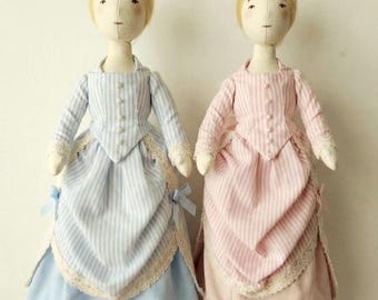 ヴィンテージのフランス製磁器人形、ブロンドの女性、ピンクのドレスを