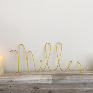 Letrero de alambre con nombre de familia / Letrero de apellido / Letrero de metal con nombre / Letrero de alambre con nombre / Apellido personalizado / Regalo de boda personalizado