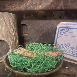 Primitiv påskreproduktion tyskt gräs ~ smutsig skålfyllning ~ smutsiga ägg ~ smutsig påskkruka med gräs ~ vintageinspirerat gräs