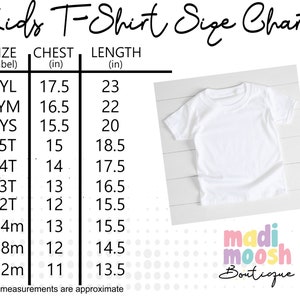 K&ouml;nnte beinhalten: Gr&ouml;&szlig;entabelle f&uuml;r Kinder-T-Shirts mit Ma&szlig;en in Zoll f&uuml;r Brustumfang und L&auml;nge. Die Gr&ouml;&szlig;en umfassen: YL, YM, YS, 5T, 4T, 3T, 2T, 24m, 18m, 12m. Die Tabelle stammt von Madi Moosh Boutique.