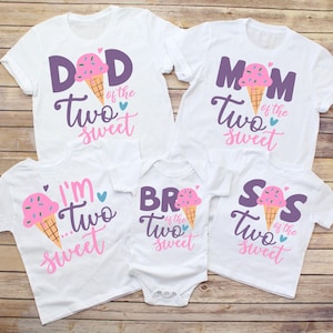 Deux chemises assorties pour un anniversaire de famille avec crème glacée sucrée