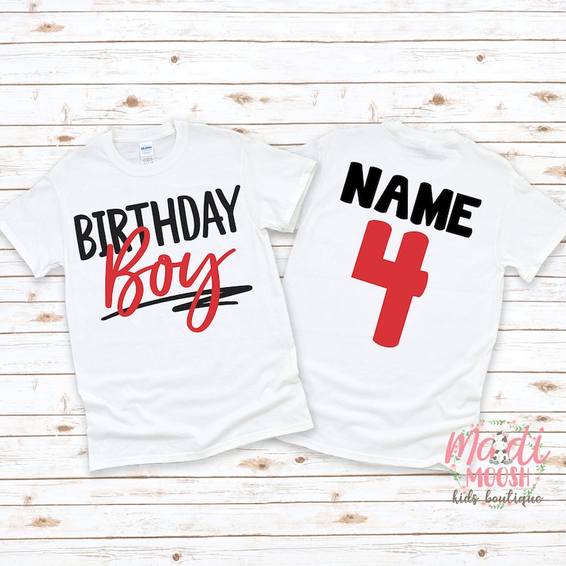 K&ouml;nnte beinhalten: Zwei wei&szlig;e T-Shirts mit schwarzem und rotem Text. Das vordere Shirt sagt "Birthday Boy" in Schwarz mit einer roten Unterstreichung. Das hintere Shirt sagt "NAME 4" in Schwarz mit einer roten Nummer 4.