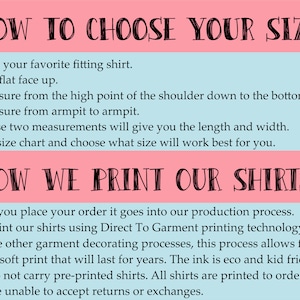 Op de afbeelding: Roze en blauwe grafiek met de tekst "HOW TO CHOOSE YOUR SIZE" en een lijst met instructies over hoe je een shirt kunt meten voor de maatvoering. De grafiek bevat ook de tekst "HOW WE PRINT OUR SHIRTS" en een beschrijving van het drukproces.
