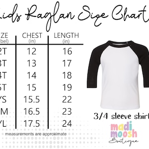 Op de afbeelding: Kinder Raglan maattabel met metingen in inches voor borst en lengte. Maten omvatten 2T, 3T, 4T, 5T, YS, YM en YL. De tabel toont een wit en zwart 3/4 mouw raglan shirt.