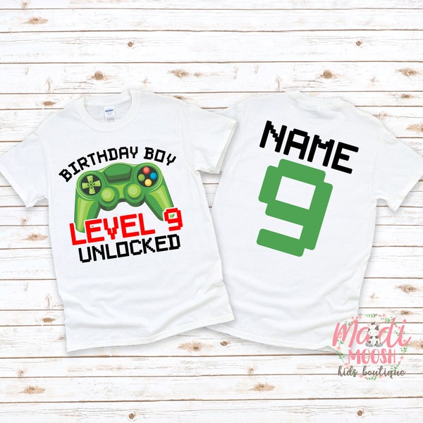 Könnte beinhalten: Weißes T-Shirt mit einem grünen Videospiel-Controller-Motiv und dem Text "Birthday Boy Level 9 Unlocked". Die Rückseite des Shirts hat eine grüne pixelartige Nummer 9 und das Wort "NAME" in Schwarz.