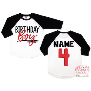 K&ouml;nnte beinhalten: Zwei wei&szlig;e und schwarze Baseball-Shirts mit rotem Text. Das vordere Shirt sagt "Birthday Boy" und das hintere Shirt sagt "NAME 4".