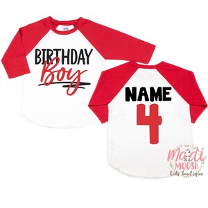 K&ouml;nnte beinhalten: Rot-wei&szlig;es Baseball-Shirt mit dem Text "Birthday Boy" in Schwarz und Rot auf der Vorderseite und "NAME 4" in Schwarz und Rot auf der R&uuml;ckseite.