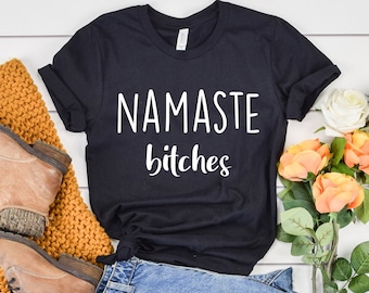 Namaste Bitches T-Shirt, Meditation Shirt, Lustiges Yoga T-Shirt, Om Namastay im Bett, Zen AF, YogaLehrer Geschenk, Savasana Liebhaber