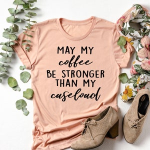 Possa il mio caffè essere più forte della mia t-shirt Caseload, regalo divertente dell'assistente sociale, regalo di laurea BSW, servizi sociali, MSW, LCSW, Case Manager