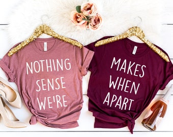 Puede incluir: Dos camisetas con un diseño a juego. La primera camiseta es de color rosa polvoriento con el texto "NOTHING SENSE WE'RE" en blanco. La segunda camiseta es de color burdeos con el texto "MAKES WHEN APART" en blanco.
