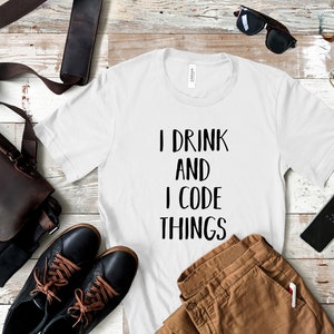Ich trinke und ich code Dinge T-Shirt Geschenke Codierung Shirt Informatik Geschenk Programmierer Coder lustige Nerd Programmierung Code Software-Entwickler