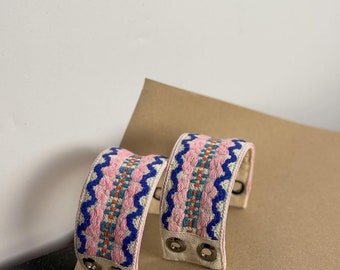 Une paire de bracelets manchette, manchettes amovibles en lin avec broderie artisanale exclusive