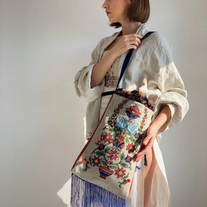 Bestickte Leinentasche, Tote Leinentasche, Schultertasche mit handgemachten Gemälden und Stickerei-Details