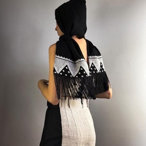 Echarpe à capuche en laine avec détails brodés et franges image 1
